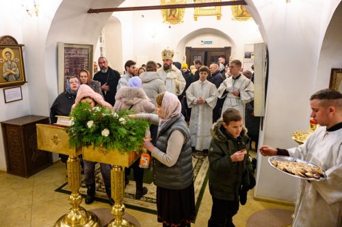 Митрополит Арсений возглавил всенощное бдение в храме Живоначальной Троицы в усадьбе Свиблово накануне праздника Сретения Господня
