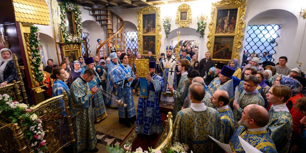 В престольный праздник митрополит Арсений возглавил Литургию в храме Покрова Пресвятой Богородицы в Медведкове