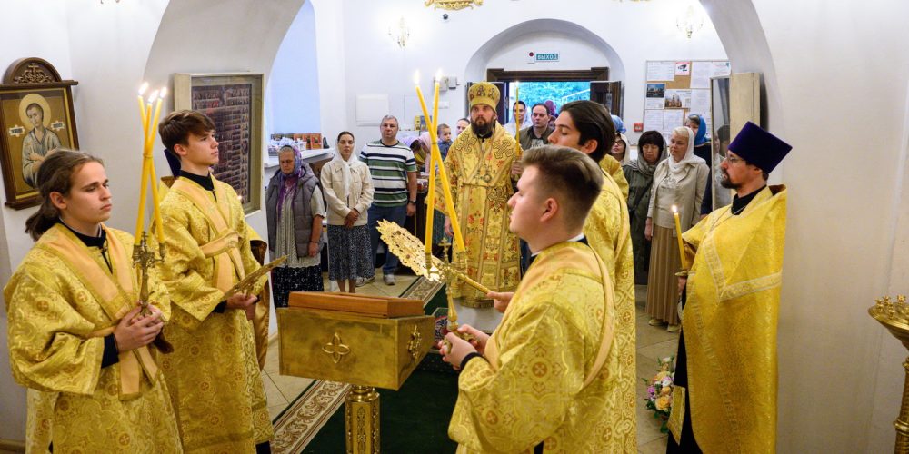 Накануне Недели 10-й по Пятидесятнице митрополит Арсений возглавил всенощное бдение в храме Живоначальной Троицы в усадьбе Свиблово