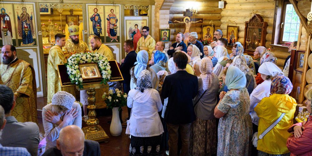 Митрополит Арсений совершил Божественную литургию в храме святого Александра Невского в Лианозове