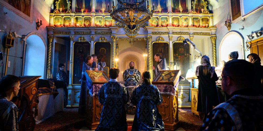 Митрополит Арсений совершил Литургию Преждеосвященных Даров в храме Положения Ризы Пресвятой Богородицы во Влахерне, в Леонове