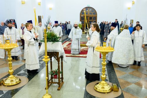 В Рождественский сочельник митрополит Арсений совершил чтение Царских часов, великую вечерню и Божественную литургию в храме Успения Пресвятой Богородицы в Останкине