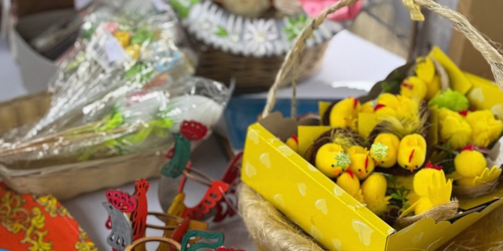 Пасхальная благотворительная ярмарка на территории храма иконы Божией Матери «Отрада и Утешение» в Ярославском