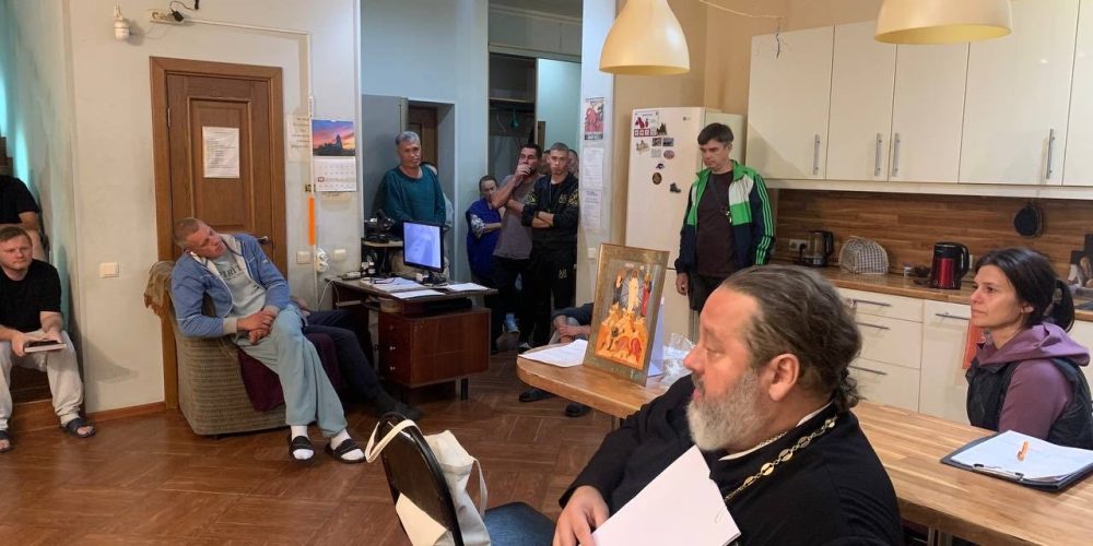 Клирик храма преподобного Сергия Радонежского в Бибиреве поздравил с праздником Преображения Господня подопечных социального дома «Ной»