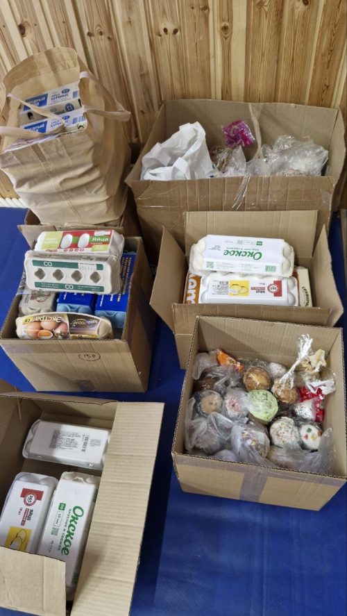 Прихожане храма Ризоположения в Леонове подготовили пасхальные угощения для бездомных и заключённых