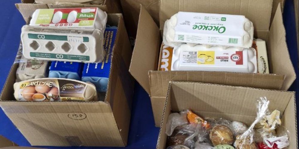 Прихожане храма Ризоположения в Леонове подготовили пасхальные угощения для бездомных и заключённых