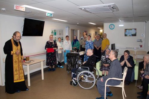 Клирик храма святых мучеников Адриана и Наталии в Бабушкине посетил и причастил Святых Христовых Таин жителей социального дома «Ярославский»
