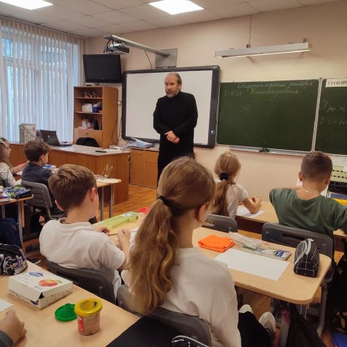 Клирик храма святых мучеников Адриана и Наталии в Бабушкине встретился с учащимися школы 1537 Ярославского района