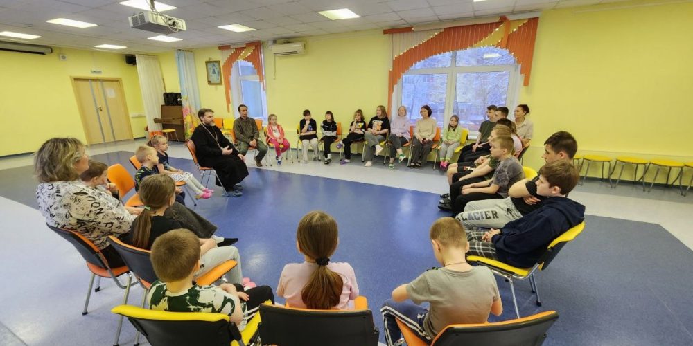 Клирик храма святых мучеников Адриана и Наталии в Бабушкине посетил подопечных Городского ресурсного центра поддержки семьи и детства «Отрадное»