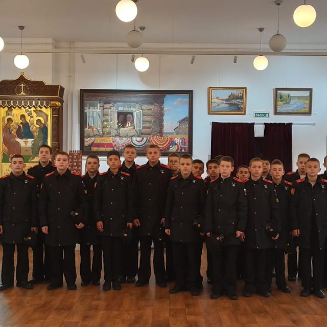 Курсанты Московского Суворовского военного училища посетили выставочно-просветительский центр «Наследие Русского Севера» при храме преподобного Серафима Саровского в Раево