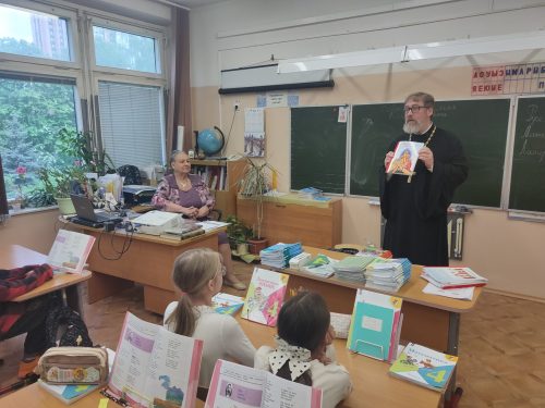 Настоятель храма Казанской иконы Божьей Матери в Лосиноостровской встретился с учениками 4-х классов школы № 1955