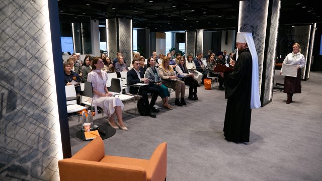 В рамках Рождественских чтений митрополит Арсений принял участие в круглом столе, организованном благотворительными организациями «Дом для мамы» и «Спаси жизнь»