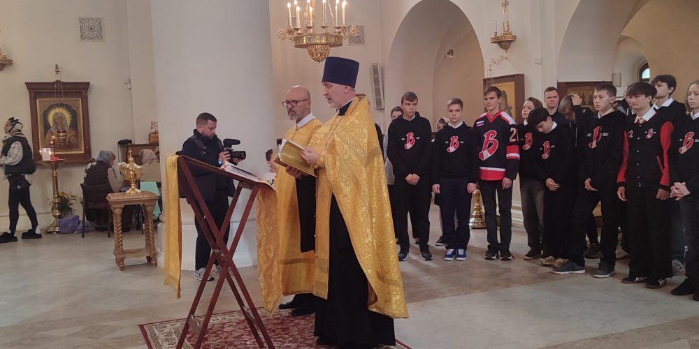 Свое восьмилетие отметила детская хоккейная команда «Вихрь» храма преподобного Серафима Саровского в Раеве