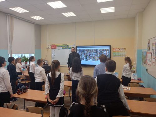 Клирик храма святого благоверного князя Димитрия Донского встретился с учениками школы №967