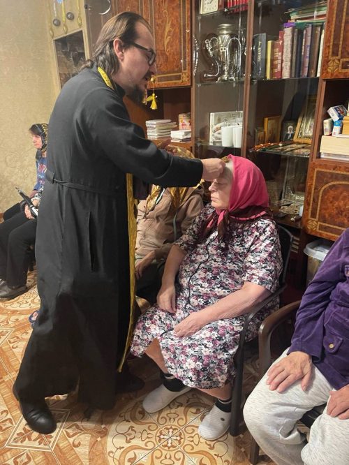 И.о. настоятеля храма иконы Божией Матери «Отрада и Утешение» в Ярославском посетил и поздравил с Рождеством Христовым пожилых людей в пансионате «Домик в лесу»