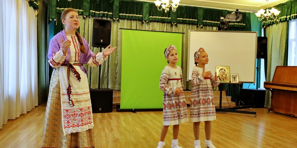 Волонтеры храма Живоначальной Троицы в усадьбе Свиблово посетили детей в Центра содействия семейному воспитанию «Алые паруса»