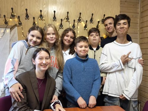 В храме Казанской иконы Божией матери в Лосиноостровской после летних каникул провели встречу молодежи — настоящих и будущих выпускников Детской воскресной школы