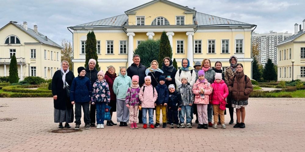 Воспитанники воскресной школы храма Тихвинской иконы Божией Матери в Алексеевском посетили музей-усадьбу Свиблово