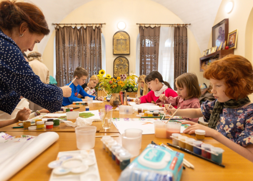 Занятия в воскресной школе храма Живоначальной Троицы при бывшем приюте Бахрушиных традиционно начались с детского крестного хода
