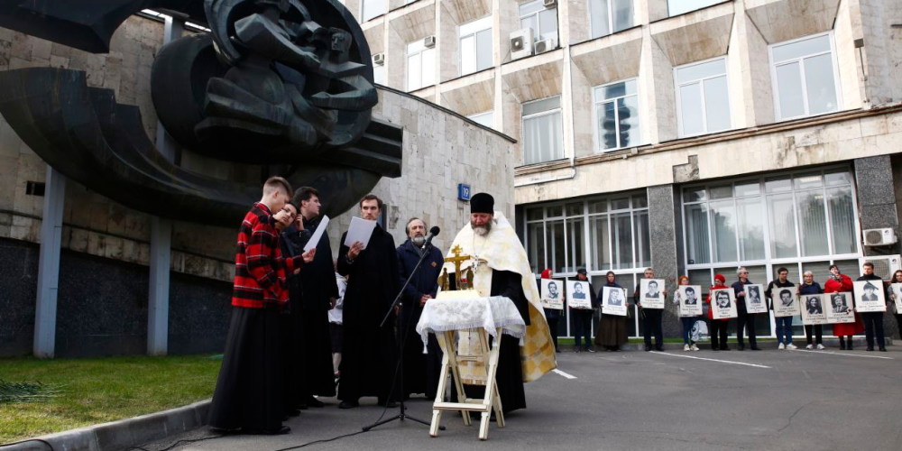 Клирик храма Живоначальной Троицы в Останкино совершил панихиду у памятного креста у телецентра «Останкино»