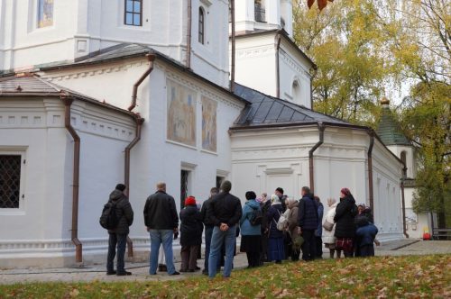 Храм Ризоположения в Леонове посетила группа паломников — ветераны СВО и их семьи