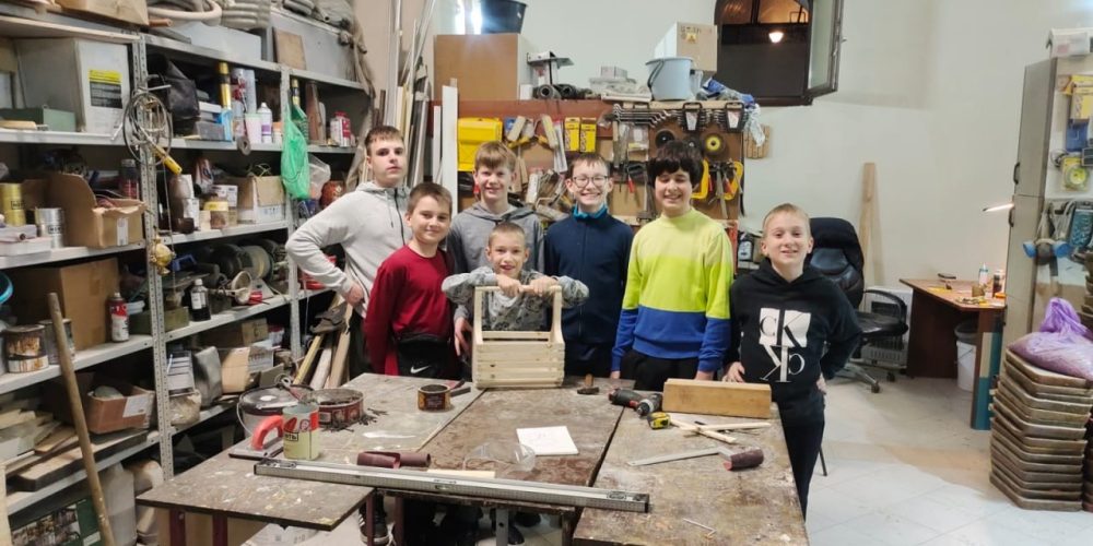 Юные участники кружка «Мастер на все руки» при храме иконы Божией Матери «Неопалимая Купина» в Отрадном за два месяца нового учебного года успели переделать много дел