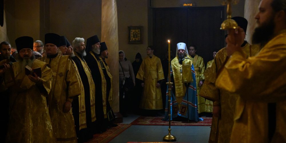 Накануне Недели 22-й по Пятидесятнице митрополит Арсений сослужил за всенощным бдением в Псково-Печерском монастыре