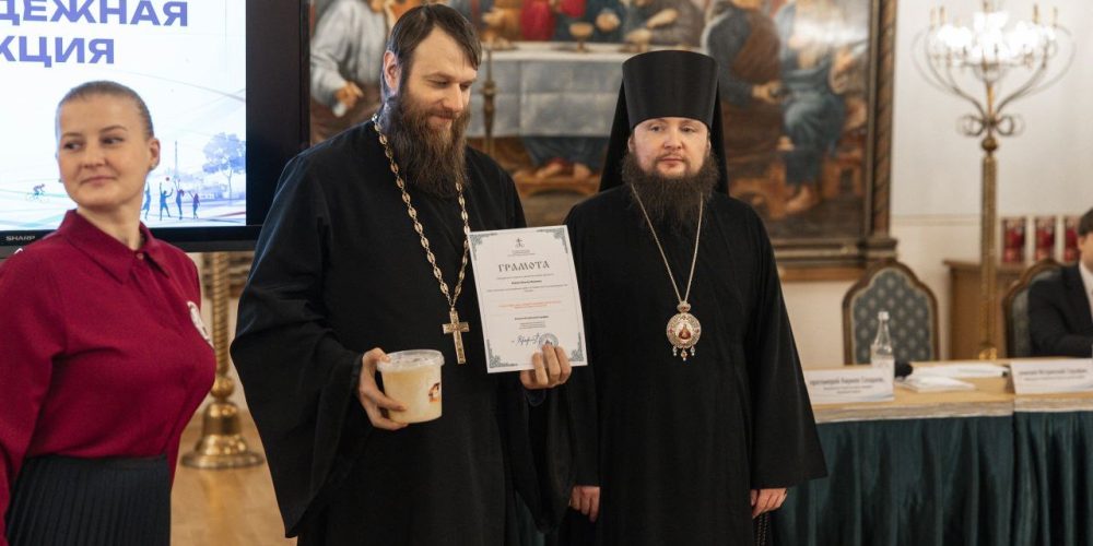 Ответственный за молодежное служение и регент молодежного хора викариатства получили благодарственные грамоты от Синодального Отдела по делам молодежи