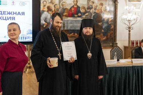Ответственный за молодежное служение и регент молодежного хора викариатства получили благодарственные грамоты от Синодального Отдела по делам молодежи