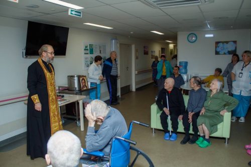 Клирик храма святых мучеников Адриана и Наталии в Бабушкине посетил жителей социального дома«Ярославский»