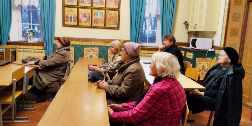 В рамках программы «Московское долголетие» при храме святых мучеников Адриана и Наталии в Бабушкине прошла очередная встреча членов Киноклуба