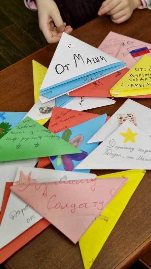 Воспитанники воскресной школы храма Ризоположения в Леонове стали участниками мастер-класса писем для воинов СВО