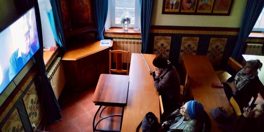 В рамках программы «Московское долголетие» при храме святых мучеников Адриана и Наталии в Бабушкине прошла очередная встреча членов Киноклуба