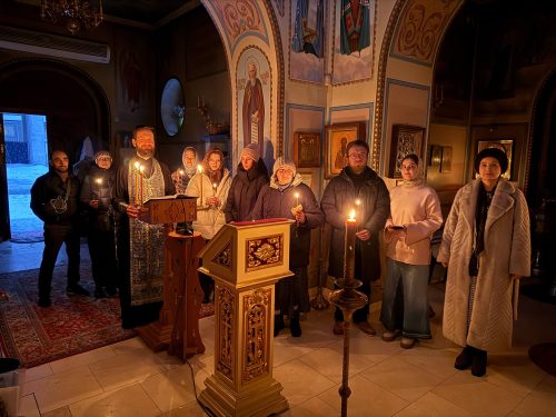 На приходе храма Положения Ризы Пресвятой Богородицы во Влахерне, в Леонове, совершались дополнительные богослужения в рамках социальной и студенческой работы