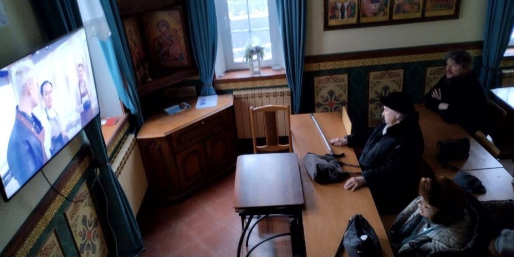 В рамках программы «Московское долголетие» при храме святых мучеников Адриана и Наталии в Бабушкине прошла очередная встреча членов Киноклуба