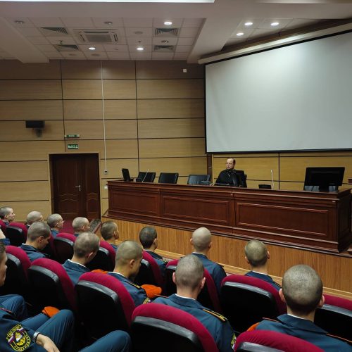 Клирик храма Тихвинской иконы Божией матери в Алексеевском встретился с курсантами Академии ГПС МЧС России