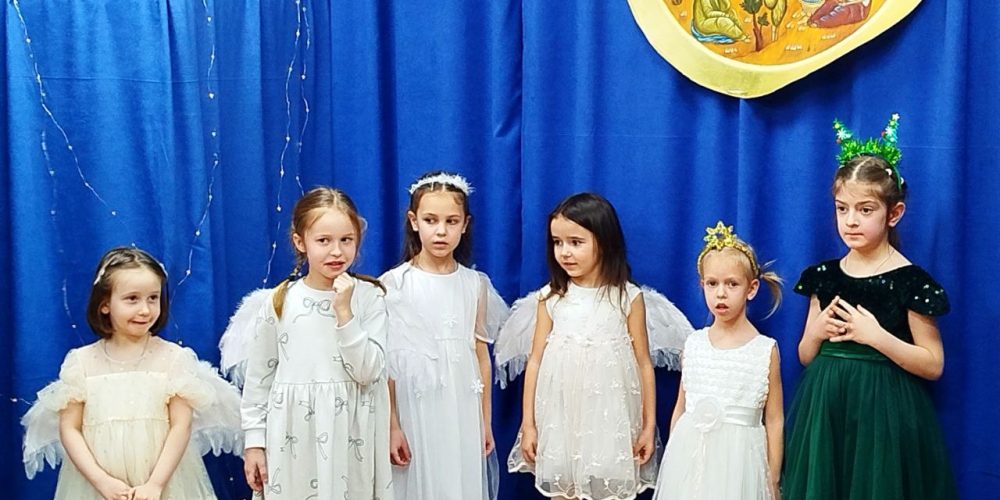 В воскресной школе храма Живоначальной Троицы в Останкино прошел теплый рождественский праздник для всей семьи