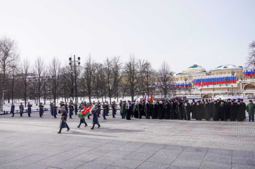 В День защитника Отечества митрополит Арсений принял участие в возложении венка к могиле Неизвестного солдата у стен Московского Кремля со Святейшим Патриархом Кириллом
