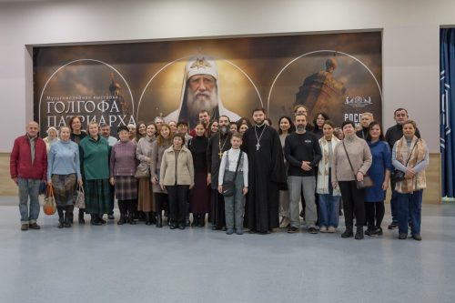 Выставку «Голгофа Патриарха Тихона» посетили прихожане храма священномученика Владимира, митрополита Киевского и Галицкого в Свиблове