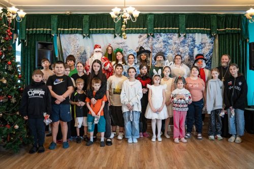 Молодёжь храма Живоначальной Троицы в Останкино для детей Центра «Алые паруса» зимний спектакль