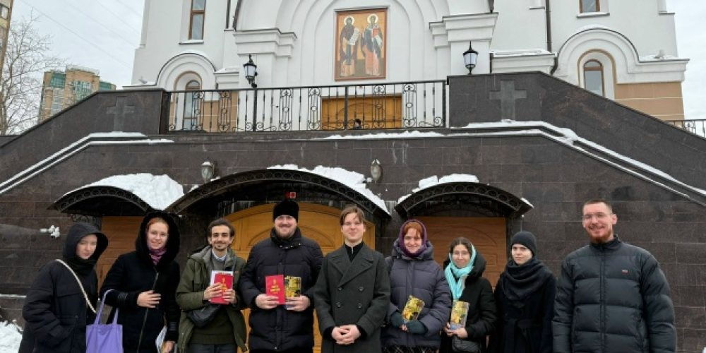 Уличная миссия молодежного кружка храма святых равноапостольных Мефодия и Кирилла в Ростокине накануне Поста привлекла новых прихожан
