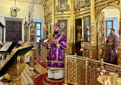 В субботу 2-й седмицы Великого поста митрополит Арсений совершил Божественную литургию в храме Живоначальной Троицы на Пятницком кладбище