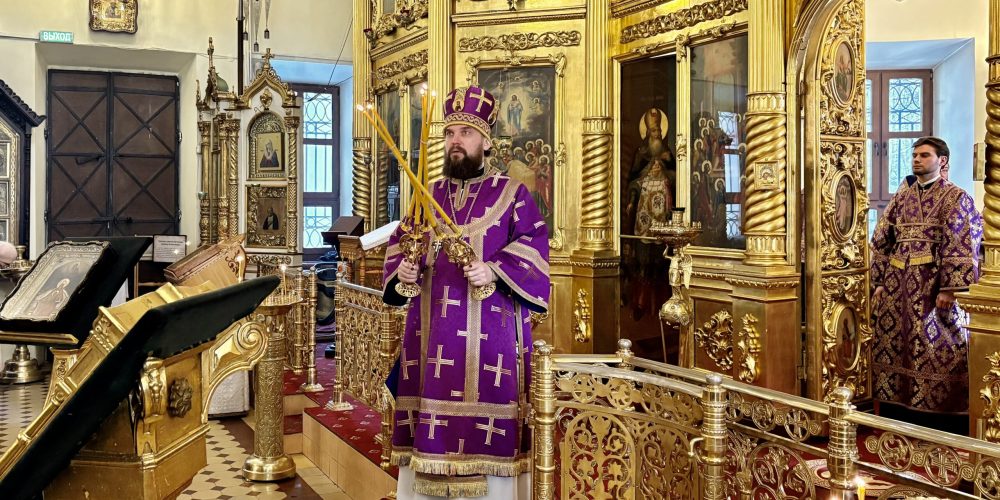 В субботу 2-й седмицы Великого поста митрополит Арсений совершил Божественную литургию в храме Живоначальной Троицы на Пятницком кладбище