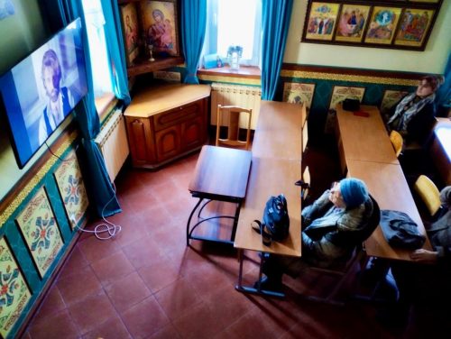 В рамках программы «Московское долголетие» при храме святых мучеников Адриана и Наталии в Бабушкине прошла очередная встреча членов Киноклуба