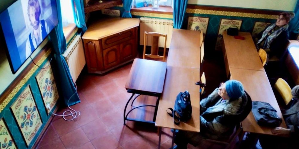 В рамках программы «Московское долголетие» при храме святых мучеников Адриана и Наталии в Бабушкине прошла очередная встреча членов Киноклуба