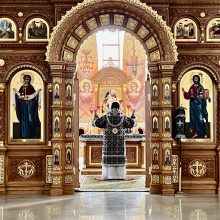 В среду шестой седмицы Великого поста митрополит Арсений совершил Литургию Преждеосвященных Даров в храме Успения Пресвятой Богородицы в Останкине