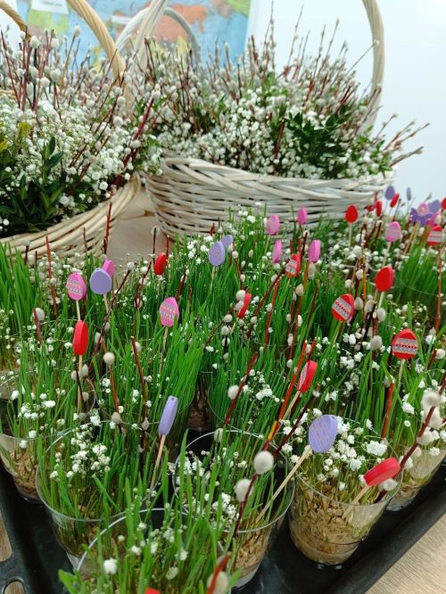 Воспитанники воскресной школы храма Успения Пресвятой Богородицы в Останкине создали пасхальный декор