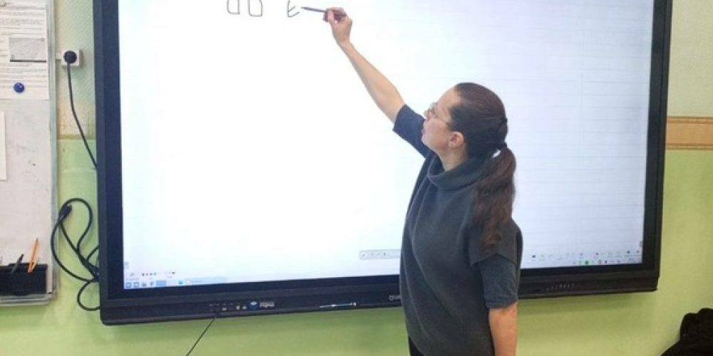 школе №760 прошел мастер-класс по церковнославянской каллиграфии «Буквица», организованный Отделом религиозного образования Северо-Восточного Московского викариатства