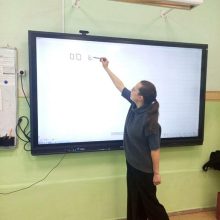 школе №760 прошел мастер-класс по церковнославянской каллиграфии «Буквица», организованный Отделом религиозного образования Северо-Восточного Московского викариатства