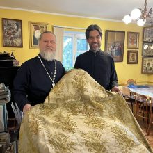 Настоятель храма Владимирской иконы Божией Матери в Виноградове передал в церковные музеи старинные облачения